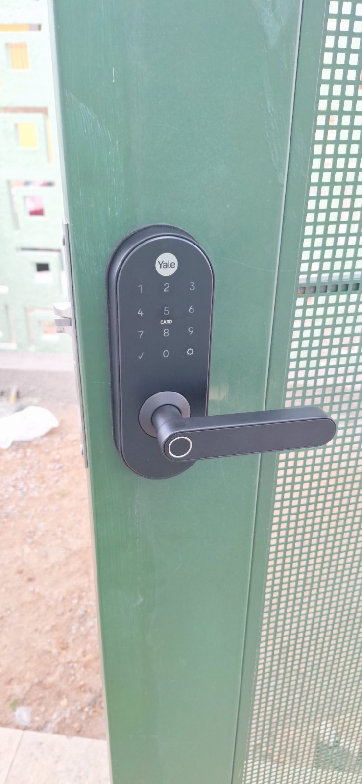Fechadura digital instalada em porta residencial pela DGL Serviços e Reparos, em Brasília
