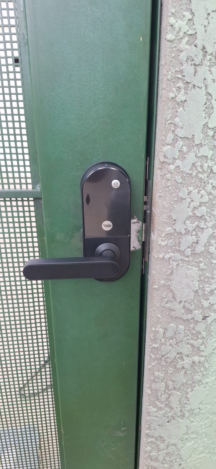Fechadura digital instalada em porta residencial pela DGL Serviços e Reparos, em Brasília