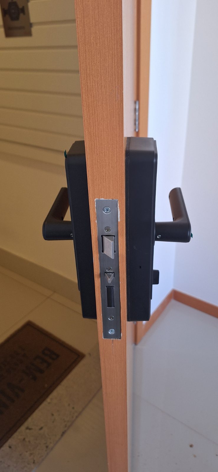 Fechadura digital instalada em porta residencial pela DGL Serviços e Reparos, em Brasília