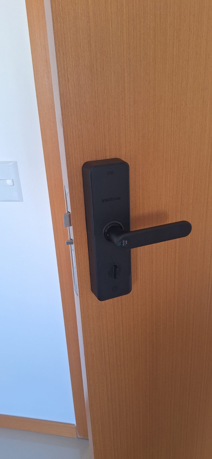 Fechadura digital instalada em porta residencial pela DGL Serviços e Reparos, em Brasília